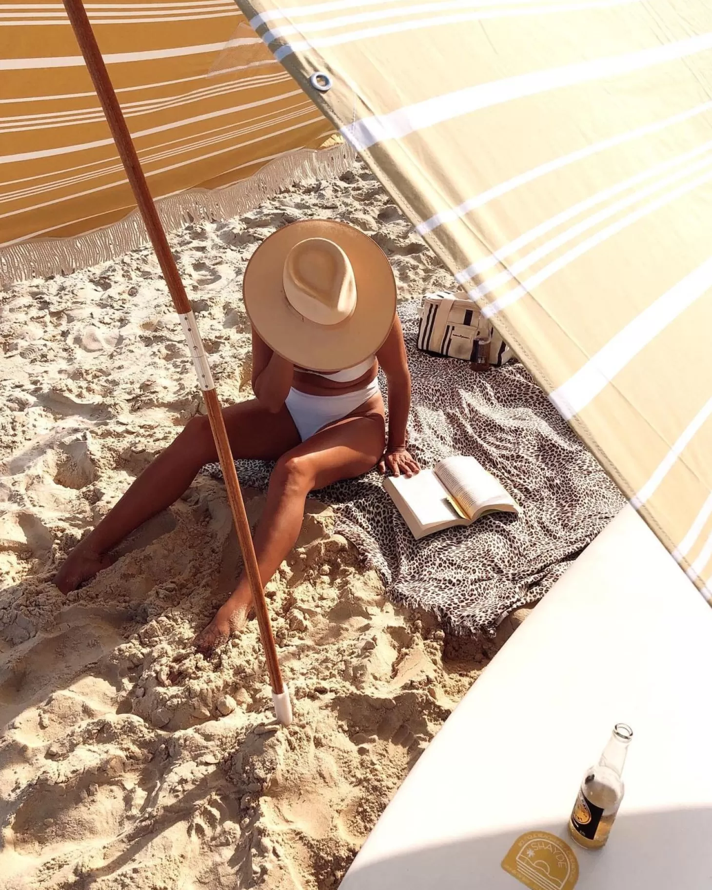 Cabanas & Tents>Business & Pleasure Co. The Premium Beach Tent - Vintage Yellow Stripe
